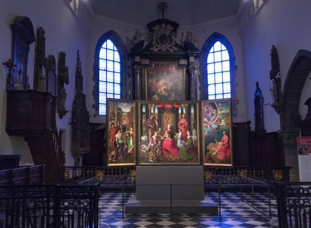 Hans MEMLING, “Triptyque de Jean-Baptiste et de Jean l'Évangéliste”, vue de l'espace d'exposition depuis l'entrée de l'église de l'hôpital Saint-Jean, Musée Hans Memling, Hôpital Saint-Jean, Bruges (Brugge)